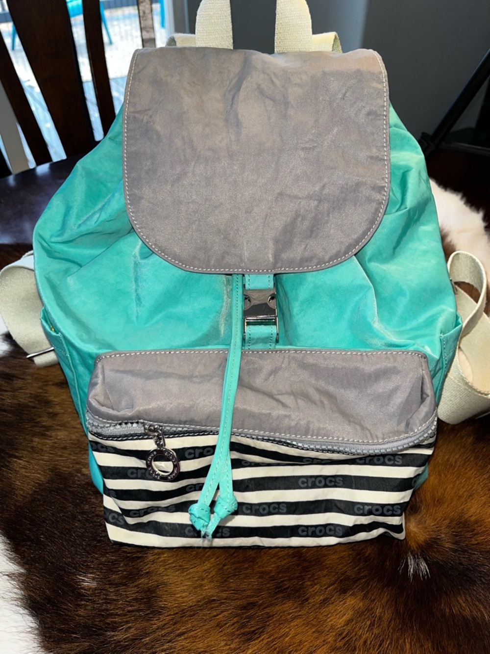 CROCS Turquoise Drawstring Backpack with Striped Front Pocket - Picture 2 of 7